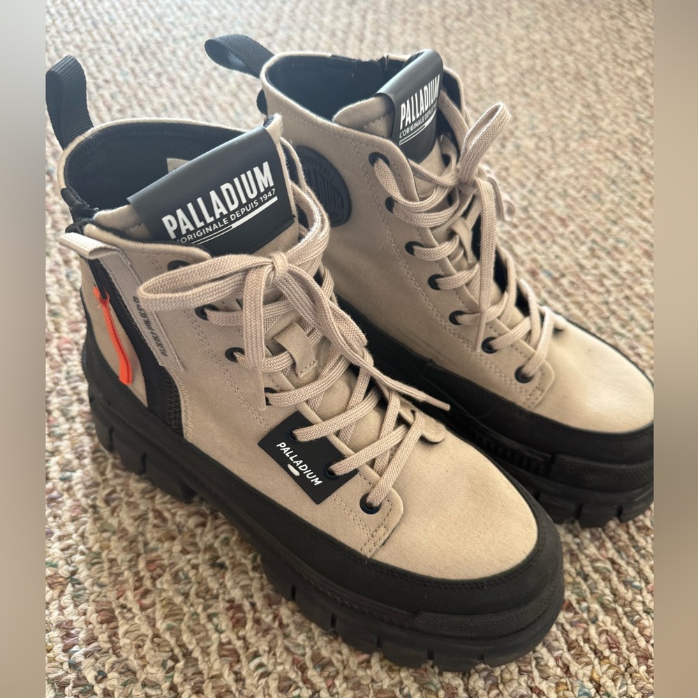 Palladium Revolt Boot - Barely Worn, Size 7